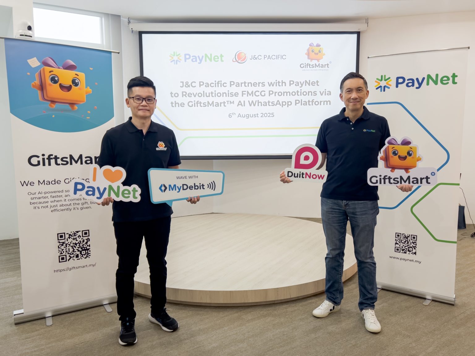 J&C Pacific CEO CK Lee and PayNet CMO Gary Yeoh at the GiftsMart x PayNet partnership announcement